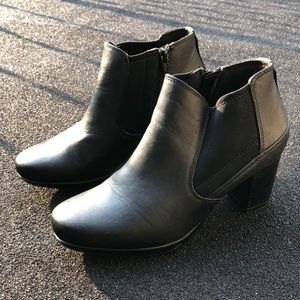Clarks Collection Heeled Black Boots Sz 7 US
